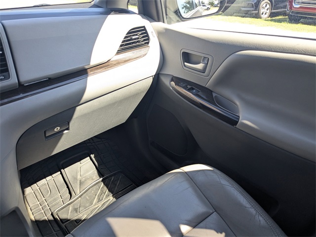 2016 Toyota Sienna XLE Image 15 of 31