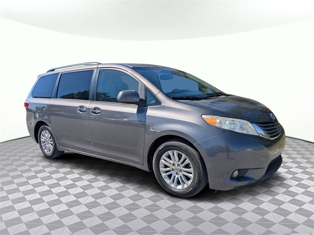 2016 Toyota Sienna XLE Image 3 of 31