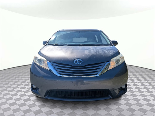 2016 Toyota Sienna XLE Image 2 of 31