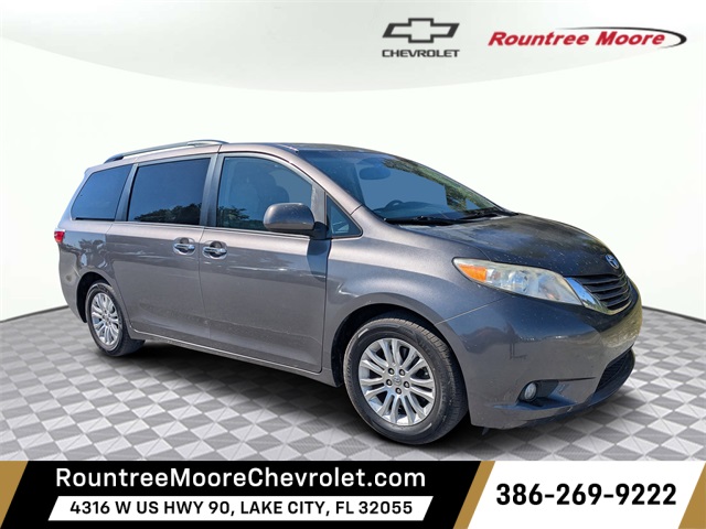 2016 Toyota Sienna XLE Image 4 of 31