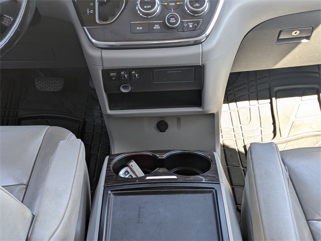 2016 Toyota Sienna XLE Image 19 of 31