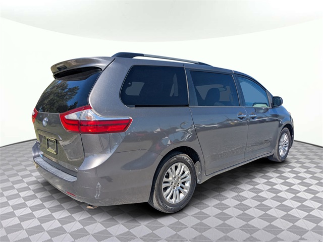 2016 Toyota Sienna XLE Image 6 of 31