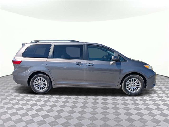 2016 Toyota Sienna XLE Image 5 of 31