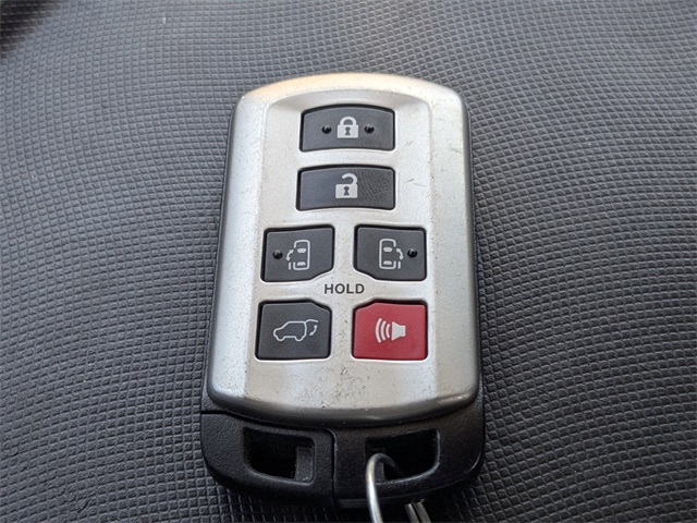 2016 Toyota Sienna XLE Image 20 of 31