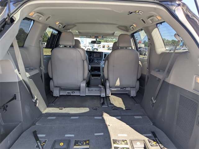 2016 Toyota Sienna XLE Image 11 of 31