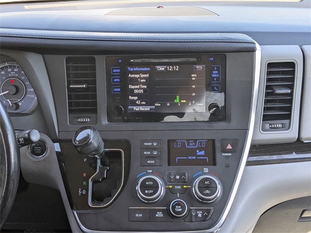 2016 Toyota Sienna XLE Image 17 of 31