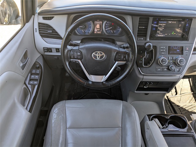 2016 Toyota Sienna XLE Image 13 of 31