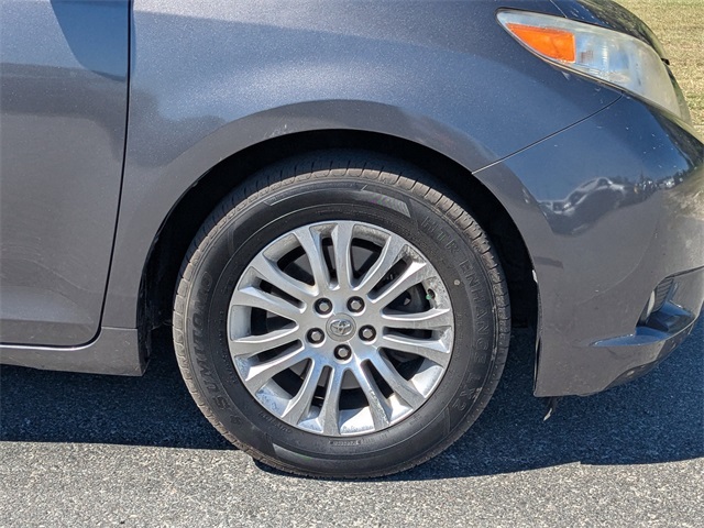 2016 Toyota Sienna XLE Image 10 of 31