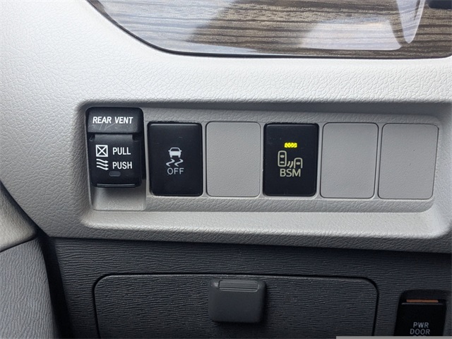 2016 Toyota Sienna XLE Image 31 of 31