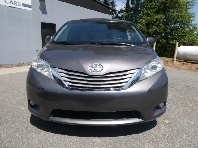 2016 Toyota Sienna XLE Image 2 of 42