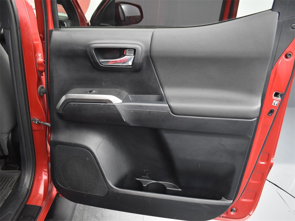 Vehicle image 40 of 52