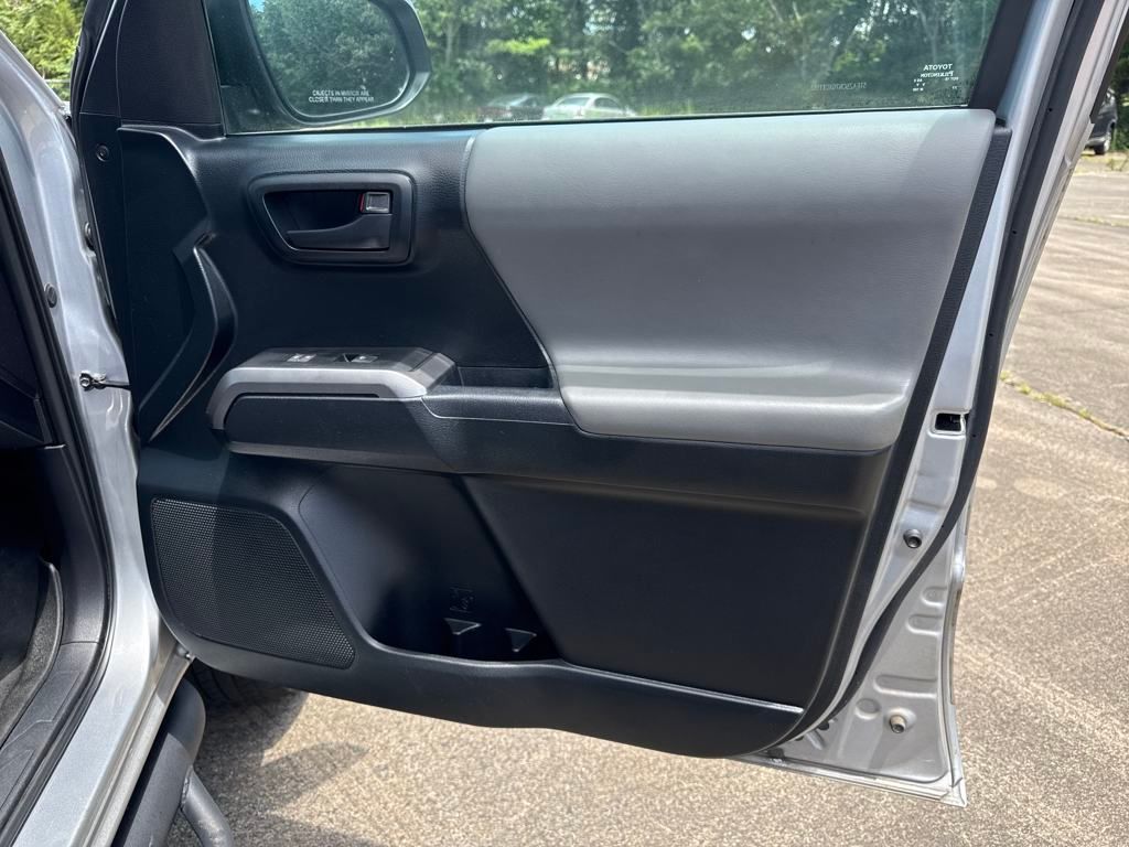 Vehicle image 33 of 36