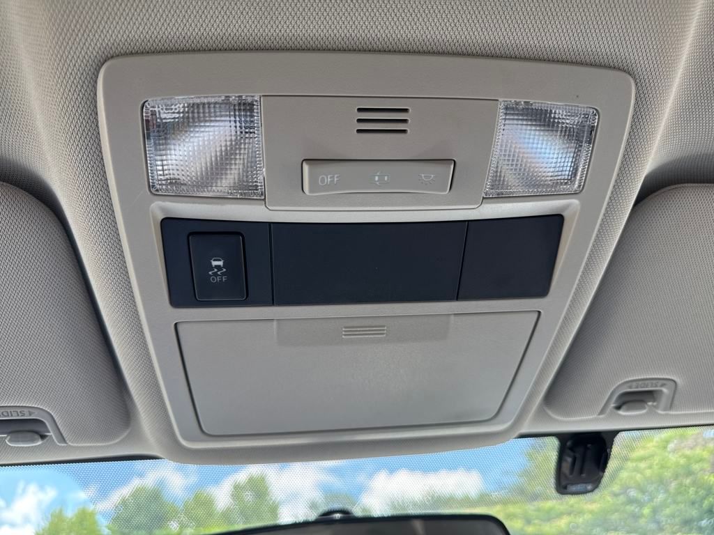 Vehicle image 32 of 36