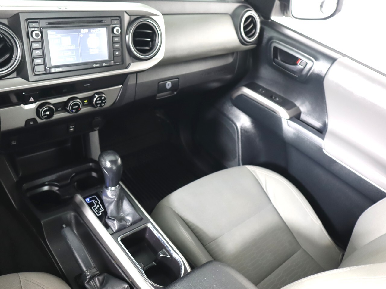 Vehicle image 29 of 43