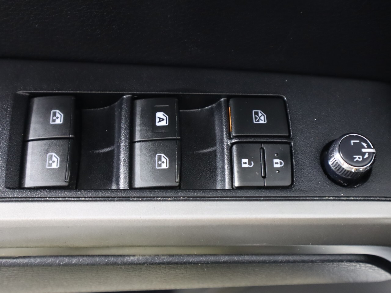 Vehicle image 25 of 43