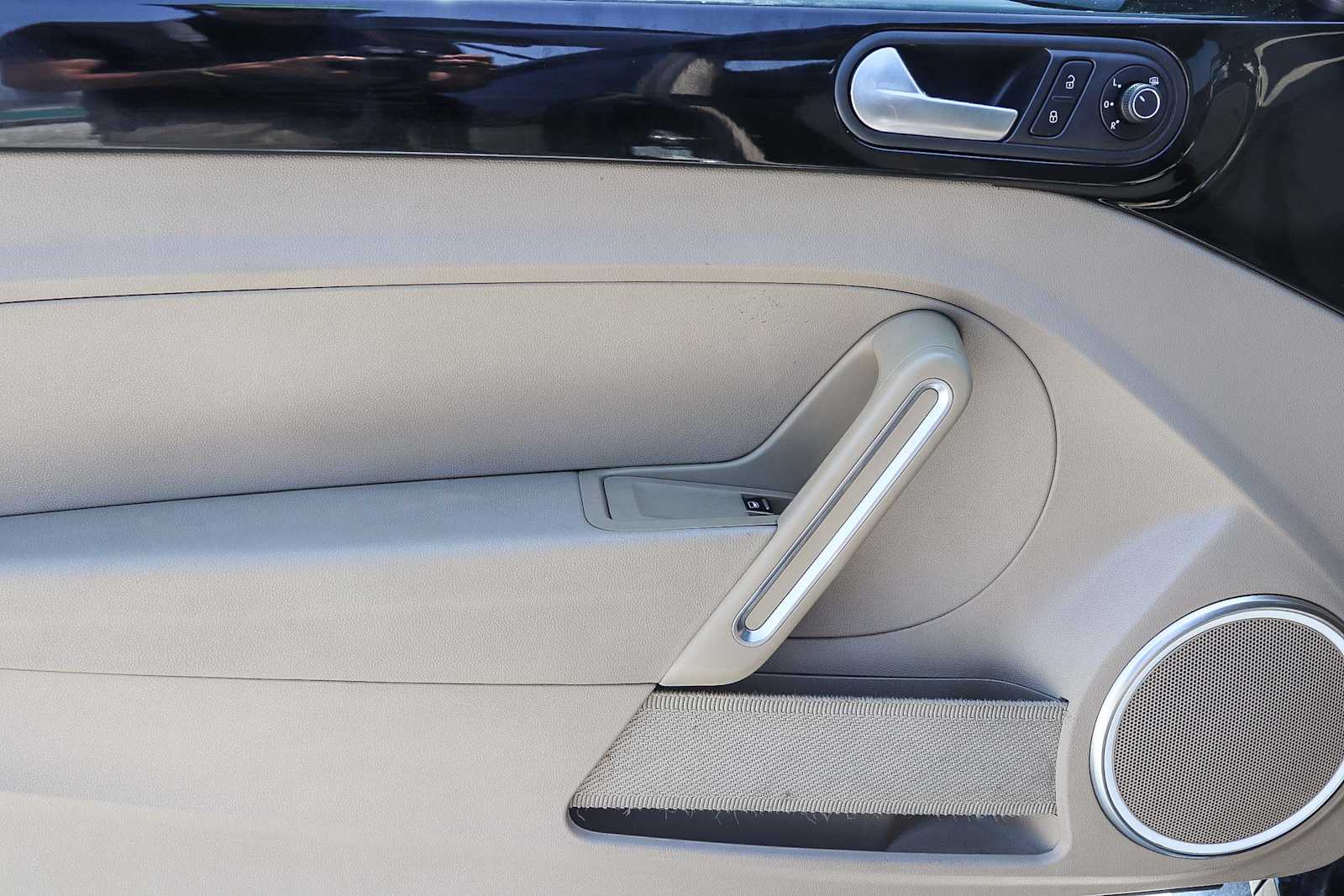 Vehicle image 17 of 21
