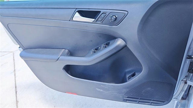 Vehicle image 17 of 31