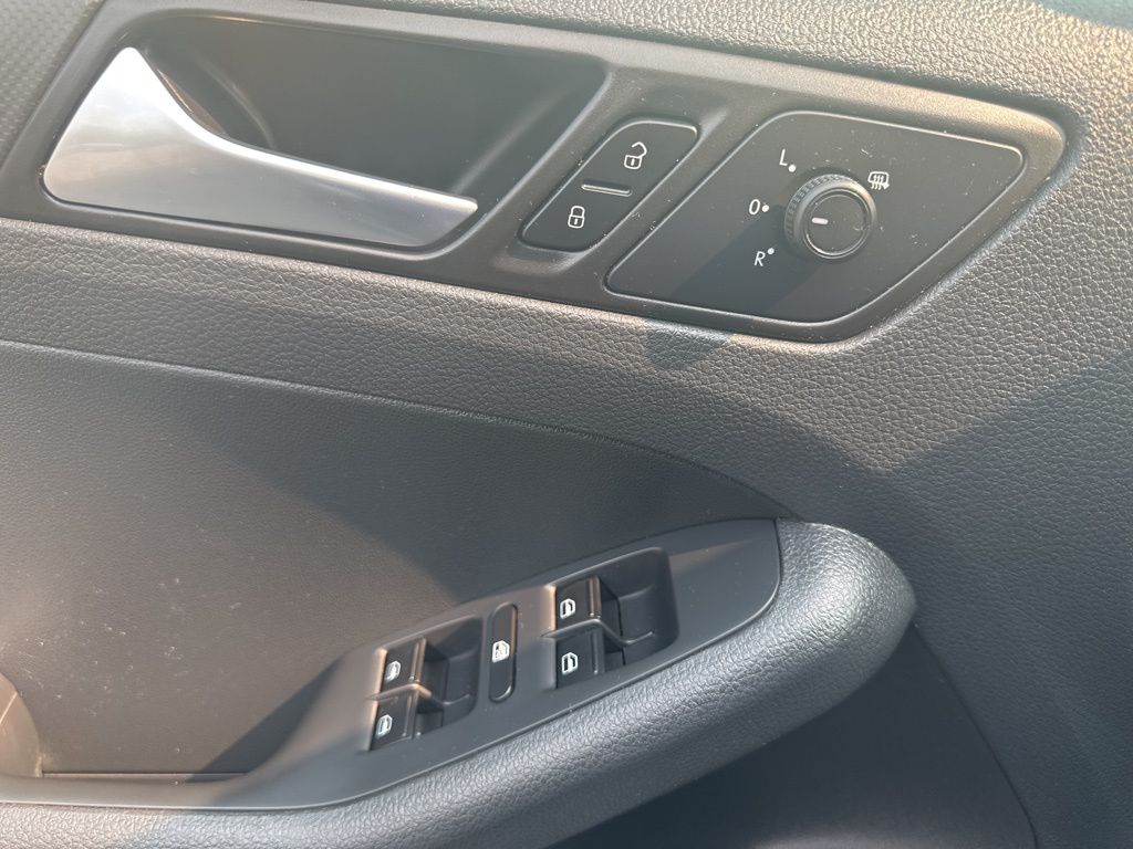 Vehicle image 20 of 22