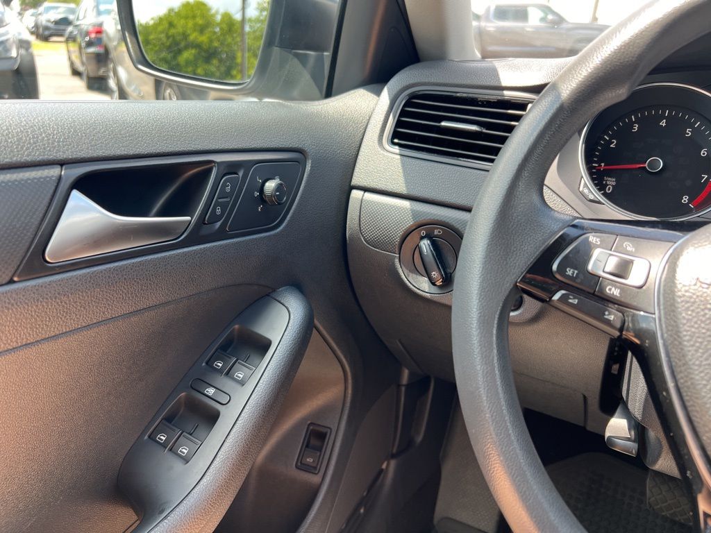 Vehicle image 15 of 26