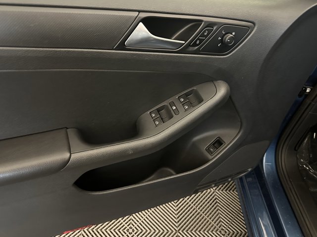 Vehicle image 21 of 30