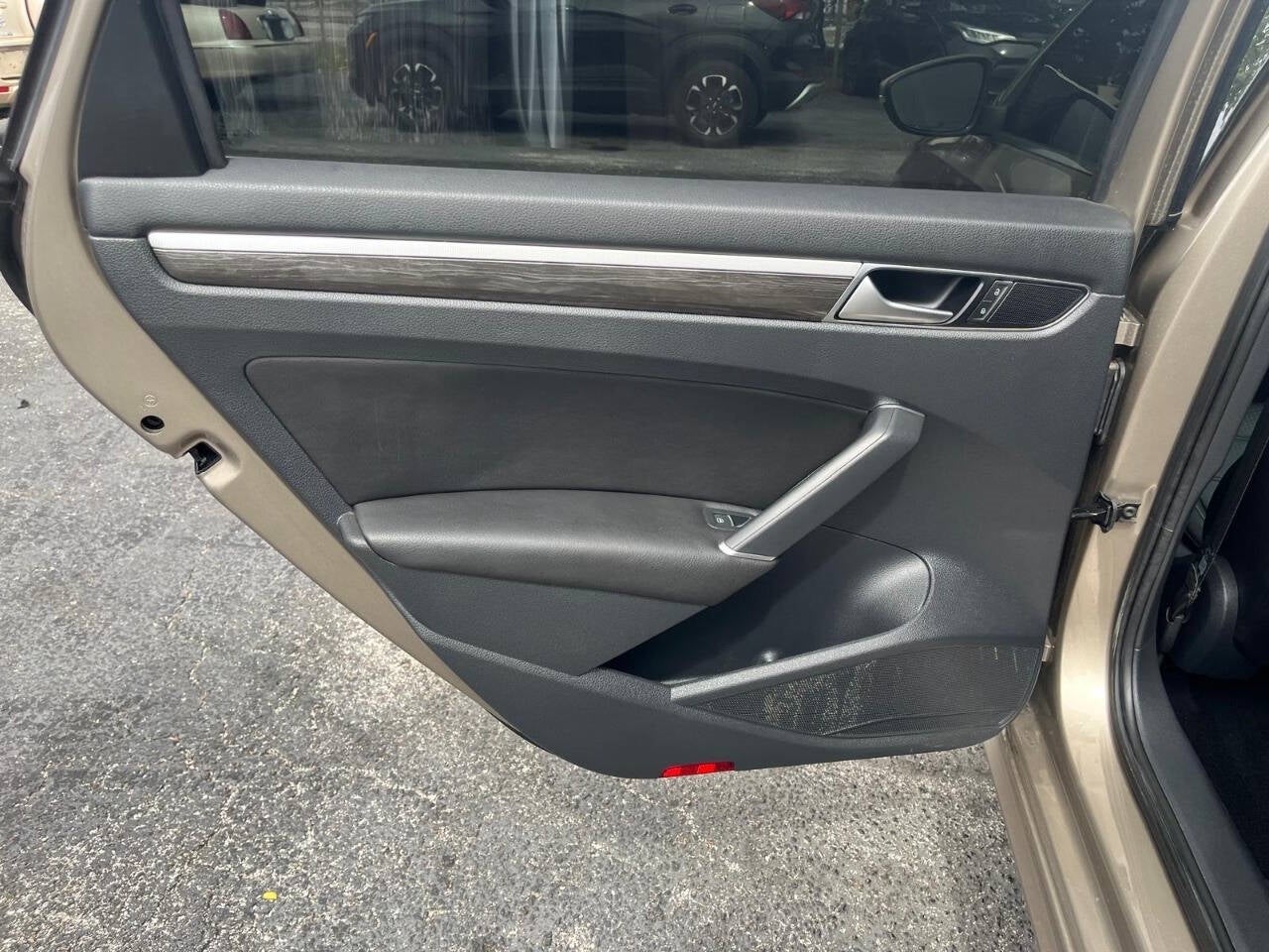 Vehicle image 27 of 42