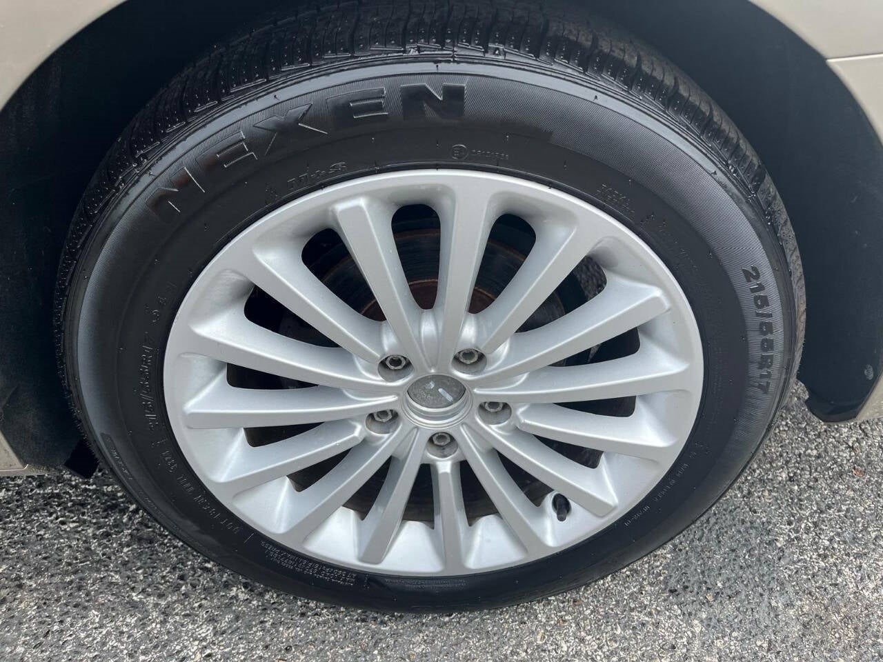 Vehicle image 14 of 42