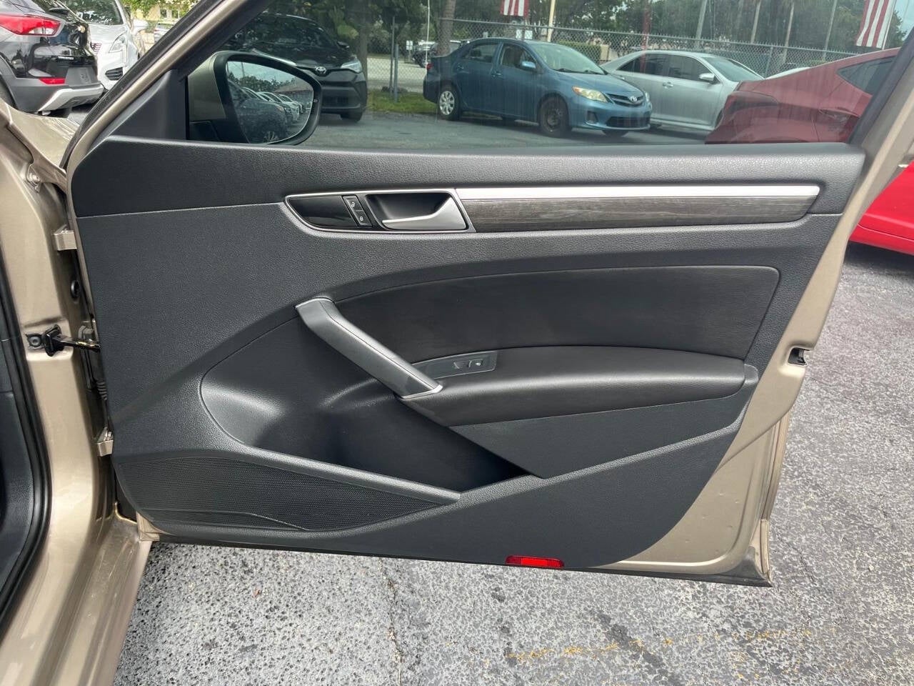 Vehicle image 33 of 42