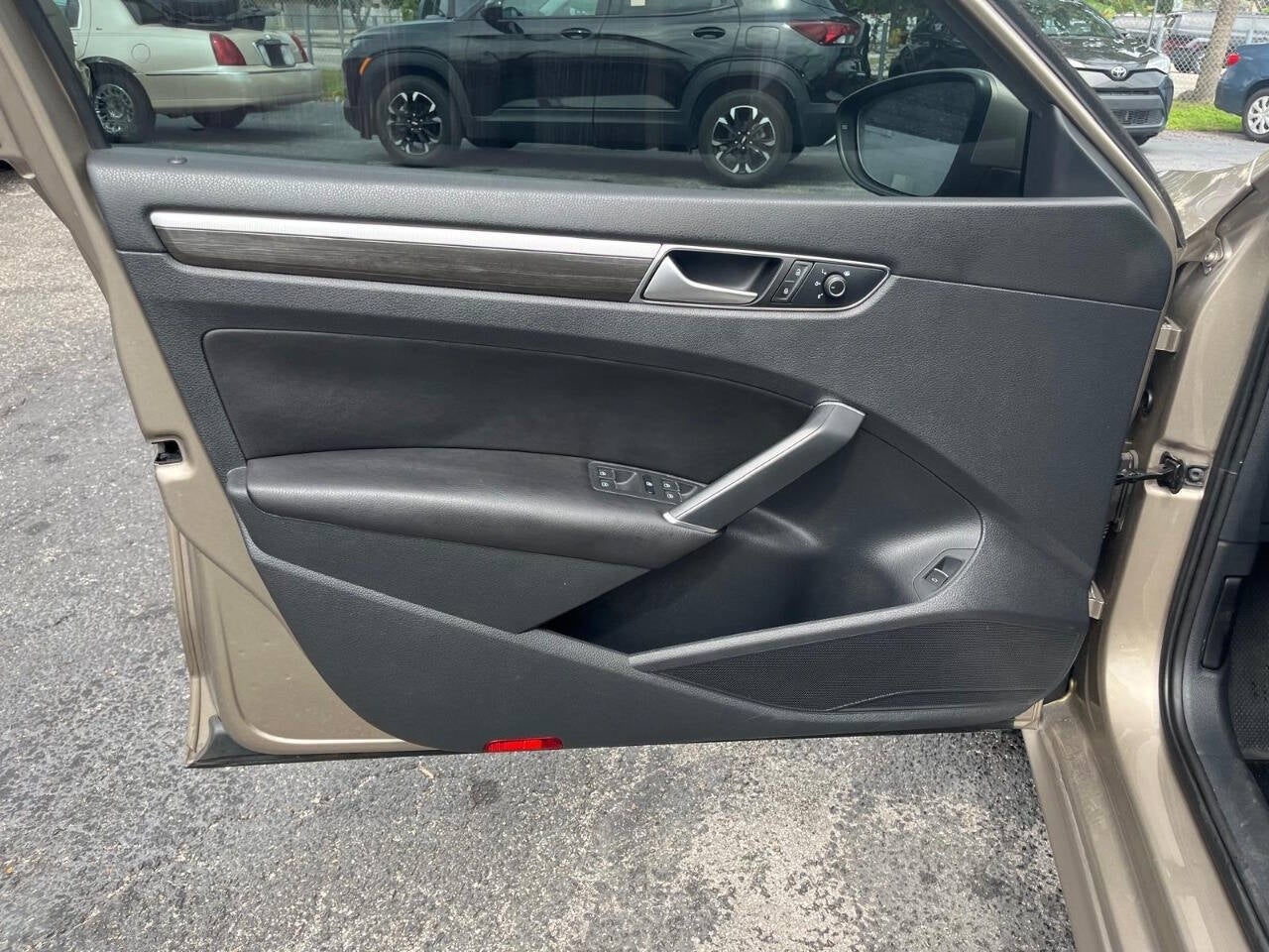 Vehicle image 28 of 42