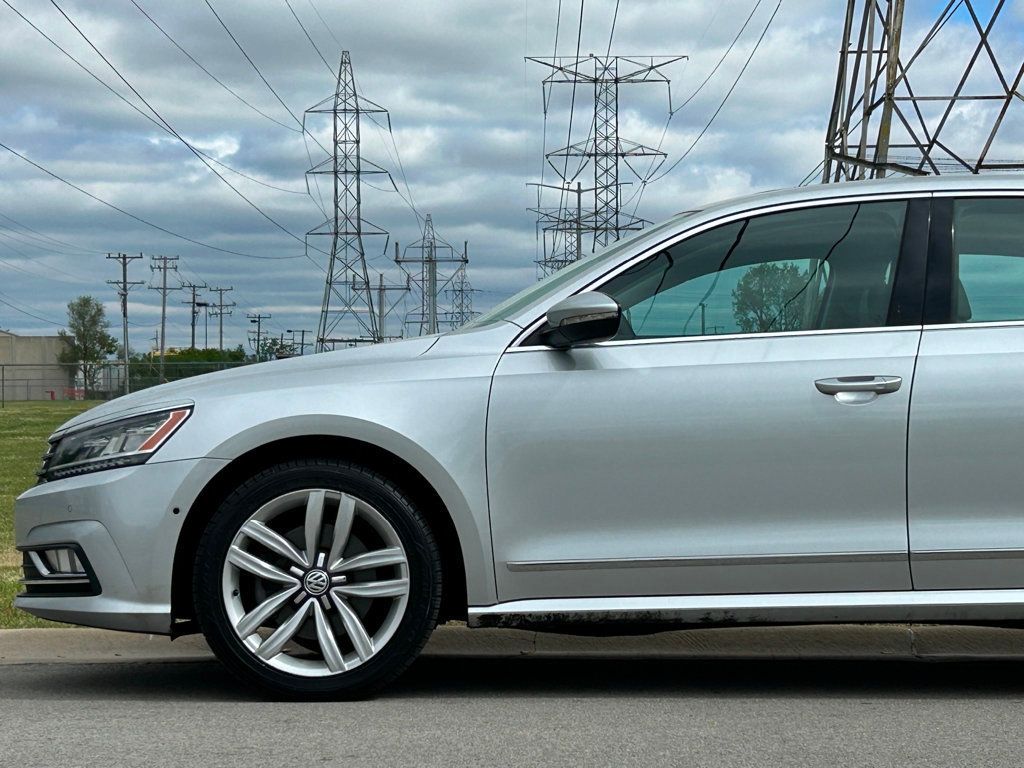 2016 Volkswagen Passat 3.6L V6 SEL Premium Image 10 of 30