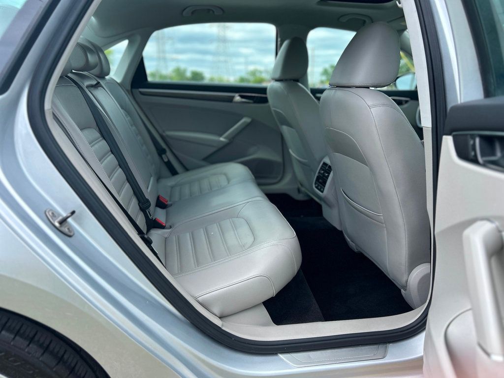 2016 Volkswagen Passat 3.6L V6 SEL Premium Image 18 of 30