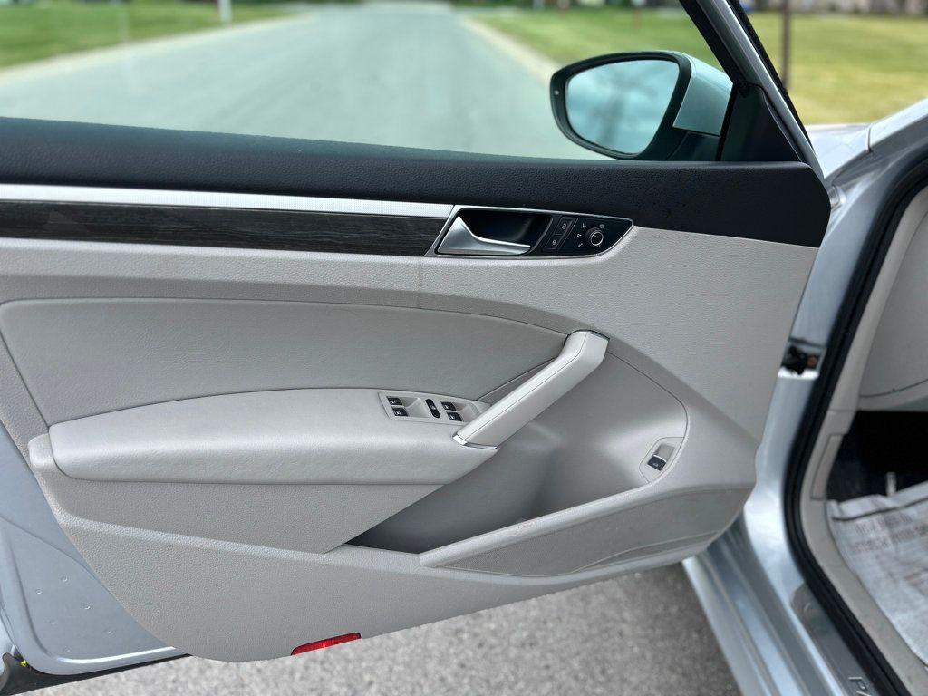 2016 Volkswagen Passat 3.6L V6 SEL Premium Image 13 of 30