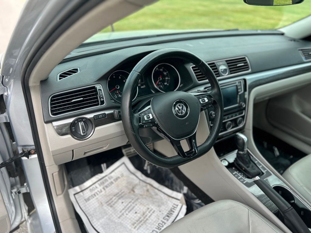 2016 Volkswagen Passat 3.6L V6 SEL Premium Image 15 of 30