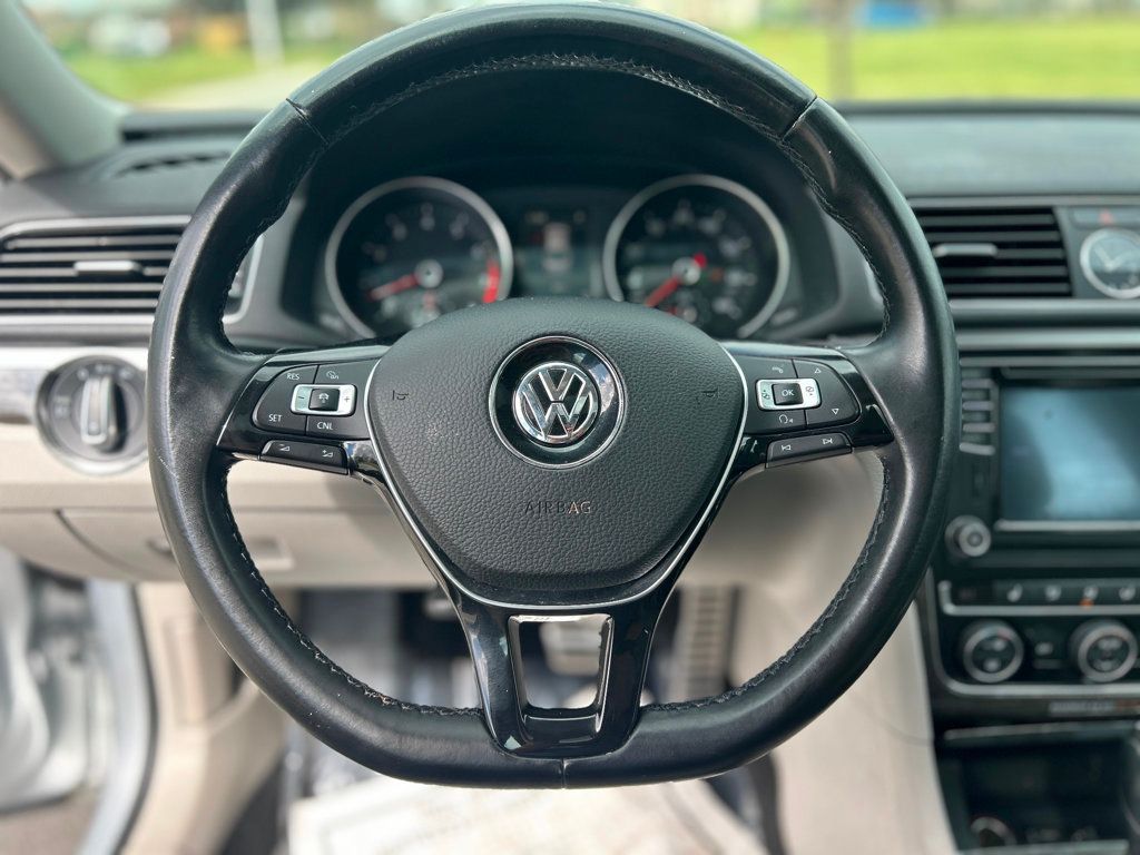 2016 Volkswagen Passat 3.6L V6 SEL Premium Image 25 of 30