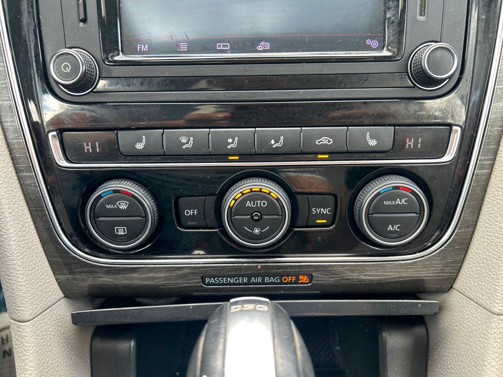 2016 Volkswagen Passat 3.6L V6 SEL Premium Image 22 of 30