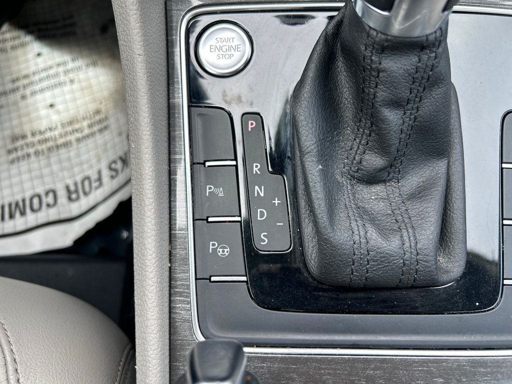 2016 Volkswagen Passat 3.6L V6 SEL Premium Image 24 of 30