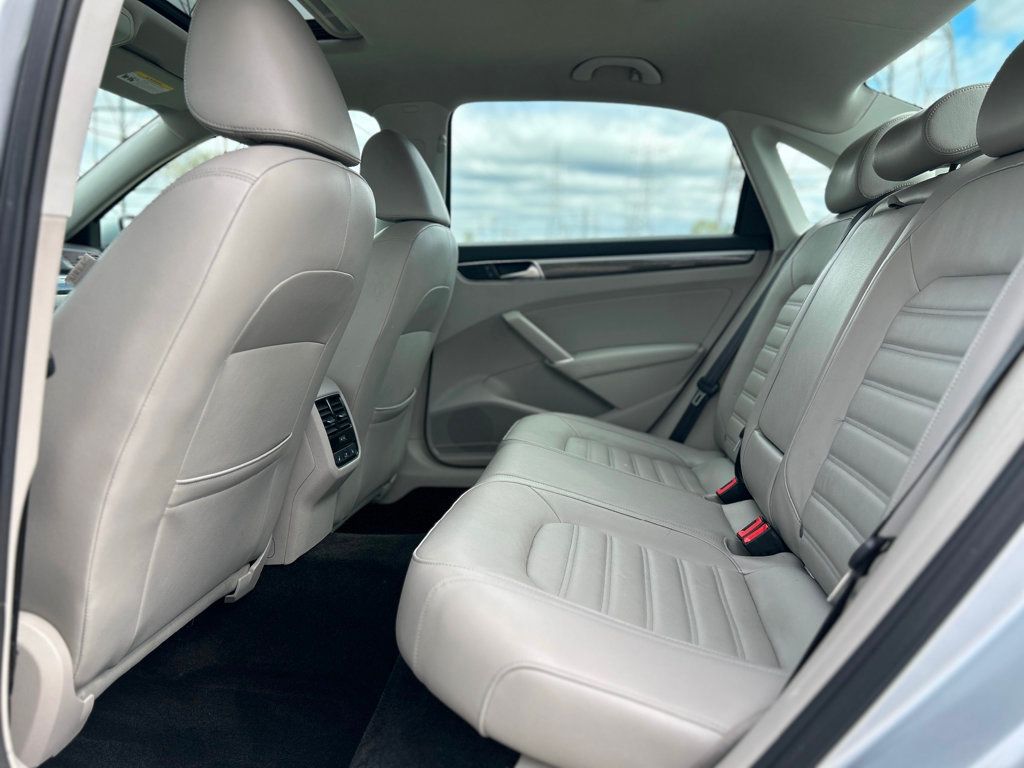 2016 Volkswagen Passat 3.6L V6 SEL Premium Image 16 of 30