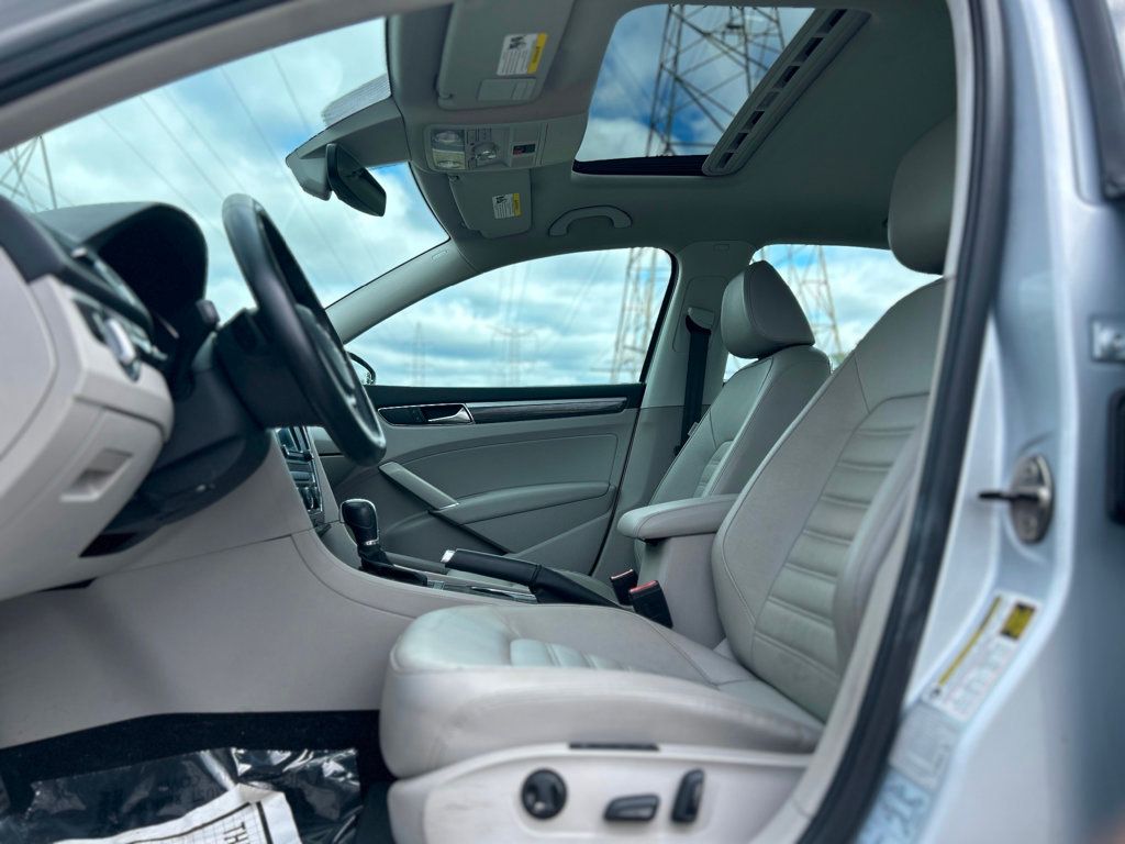 2016 Volkswagen Passat 3.6L V6 SEL Premium Image 14 of 30