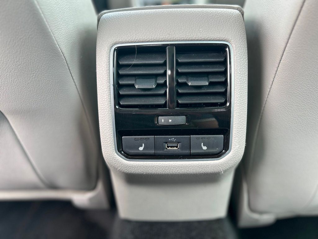 2016 Volkswagen Passat 3.6L V6 SEL Premium Image 17 of 30