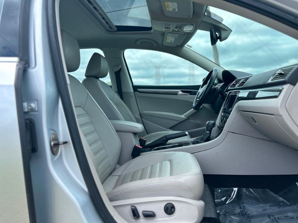 2016 Volkswagen Passat 3.6L V6 SEL Premium Image 19 of 30