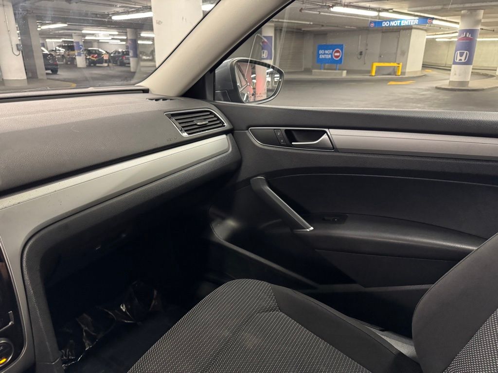 2016 Volkswagen Passat 1.8T S Image 15 of 34