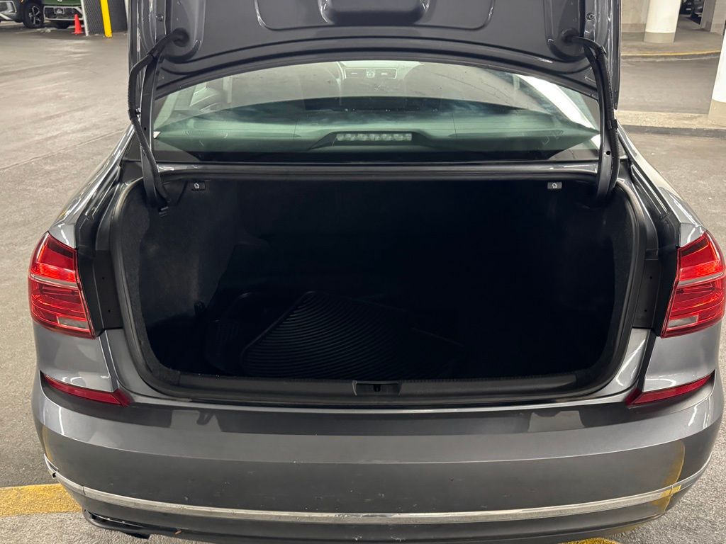 2016 Volkswagen Passat 1.8T S Image 10 of 34