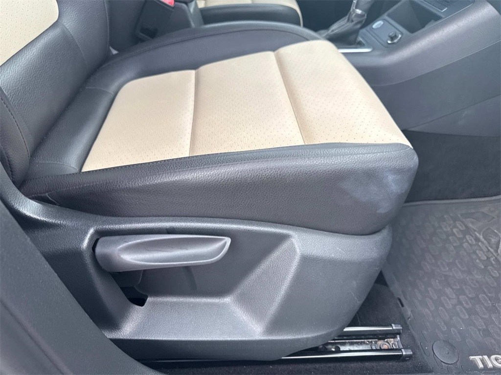 Vehicle image 11 of 27