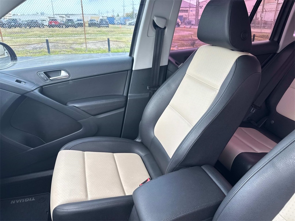 Vehicle image 15 of 27