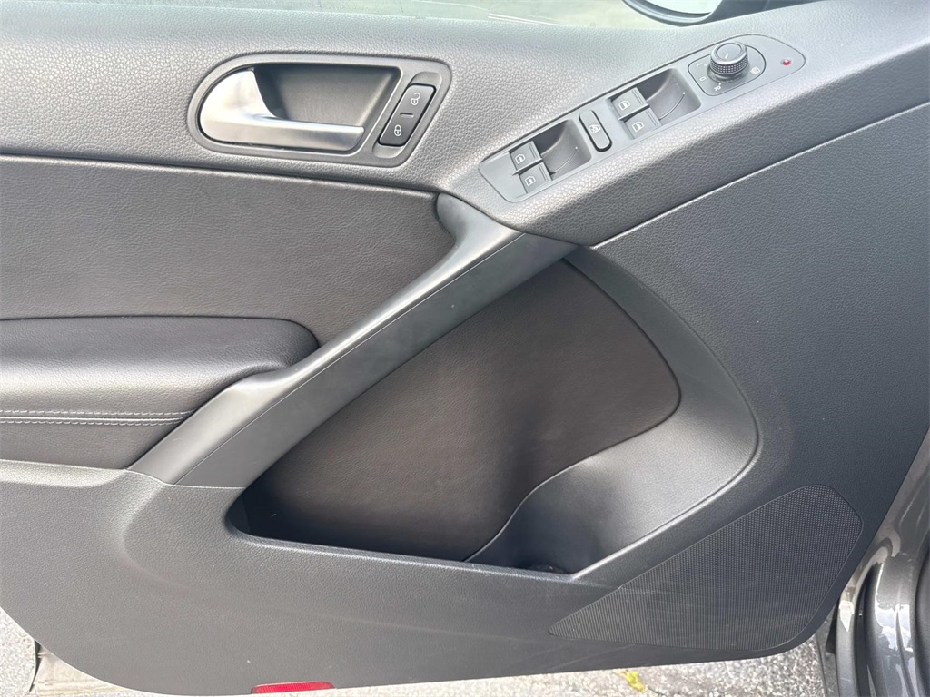 Vehicle image 18 of 27