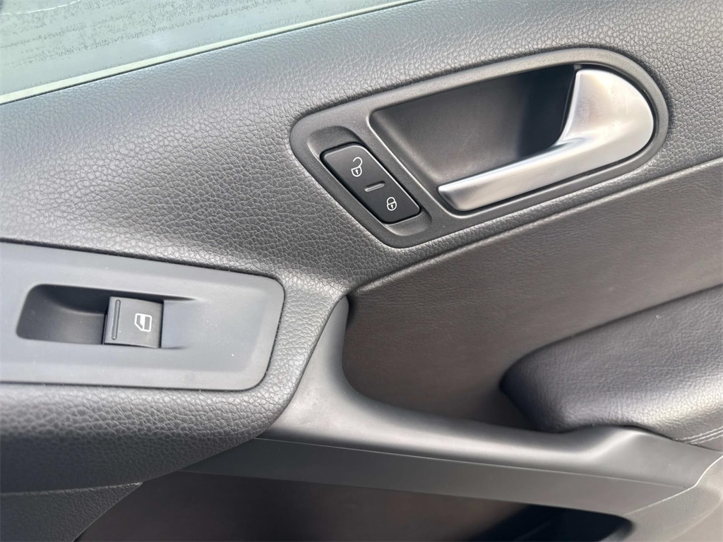 Vehicle image 14 of 27