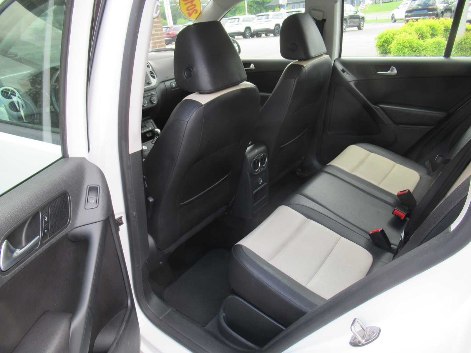 Vehicle image 32 of 36