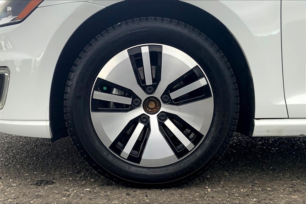 Vehicle image 12 of 33