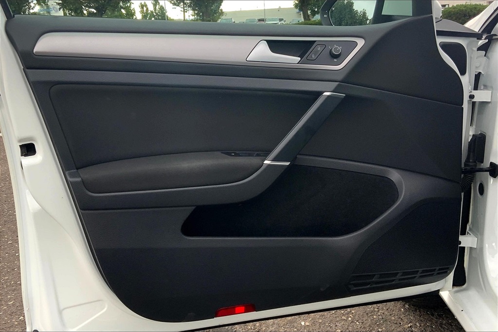 Vehicle image 21 of 33