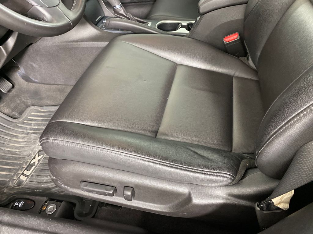 Vehicle image 21 of 36