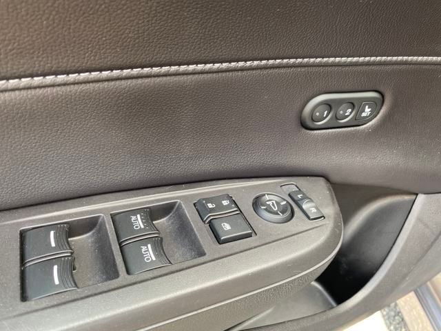 Vehicle image 18 of 28